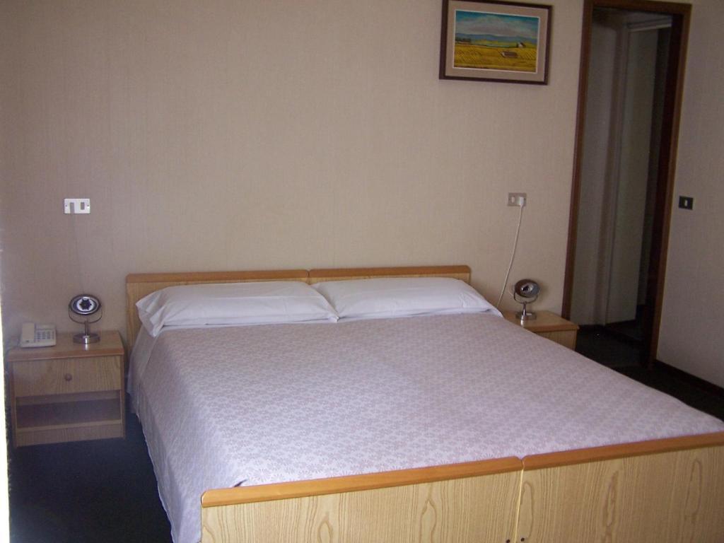 Albergo Corona Salsomaggiore Terme Kamer foto